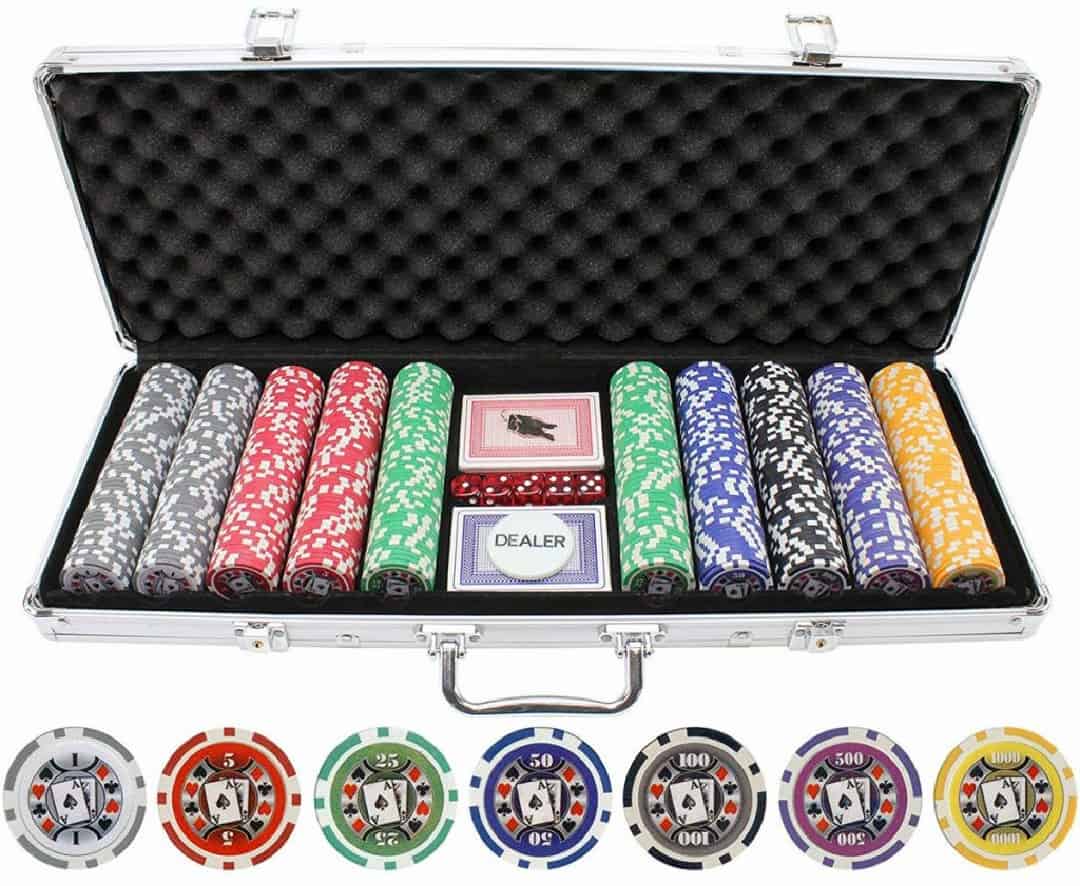 Poker Chip là các thẻ hình tròn tương ứng với các mệnh giá tiền