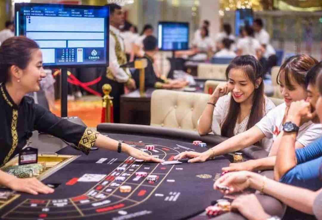 Dealer Poipet Resort Casino quay các bánh xe để tìm ra ô số may mắn